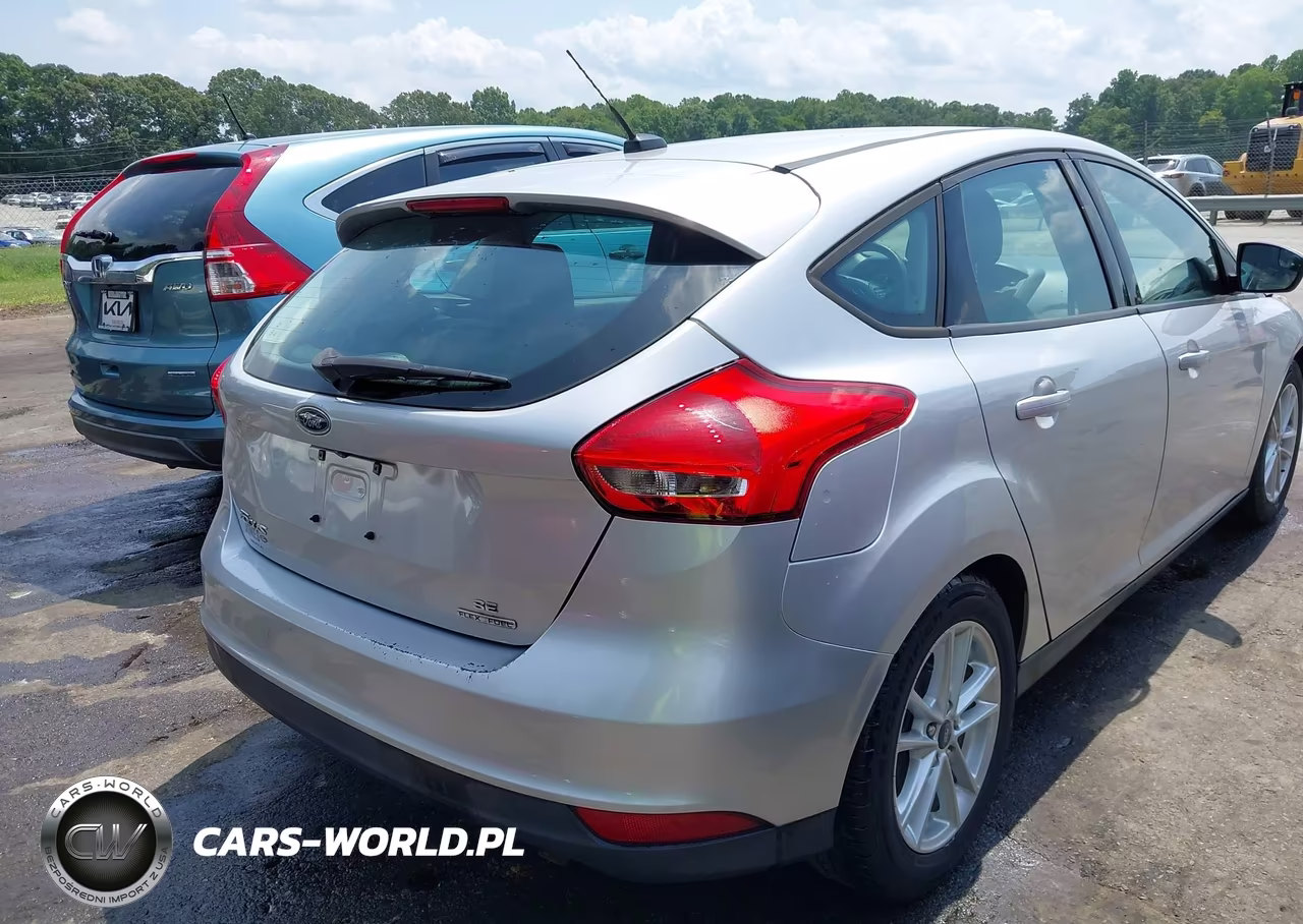 2016 Ford Focus Se VIN:1FADP3K24GL401983 - 4
