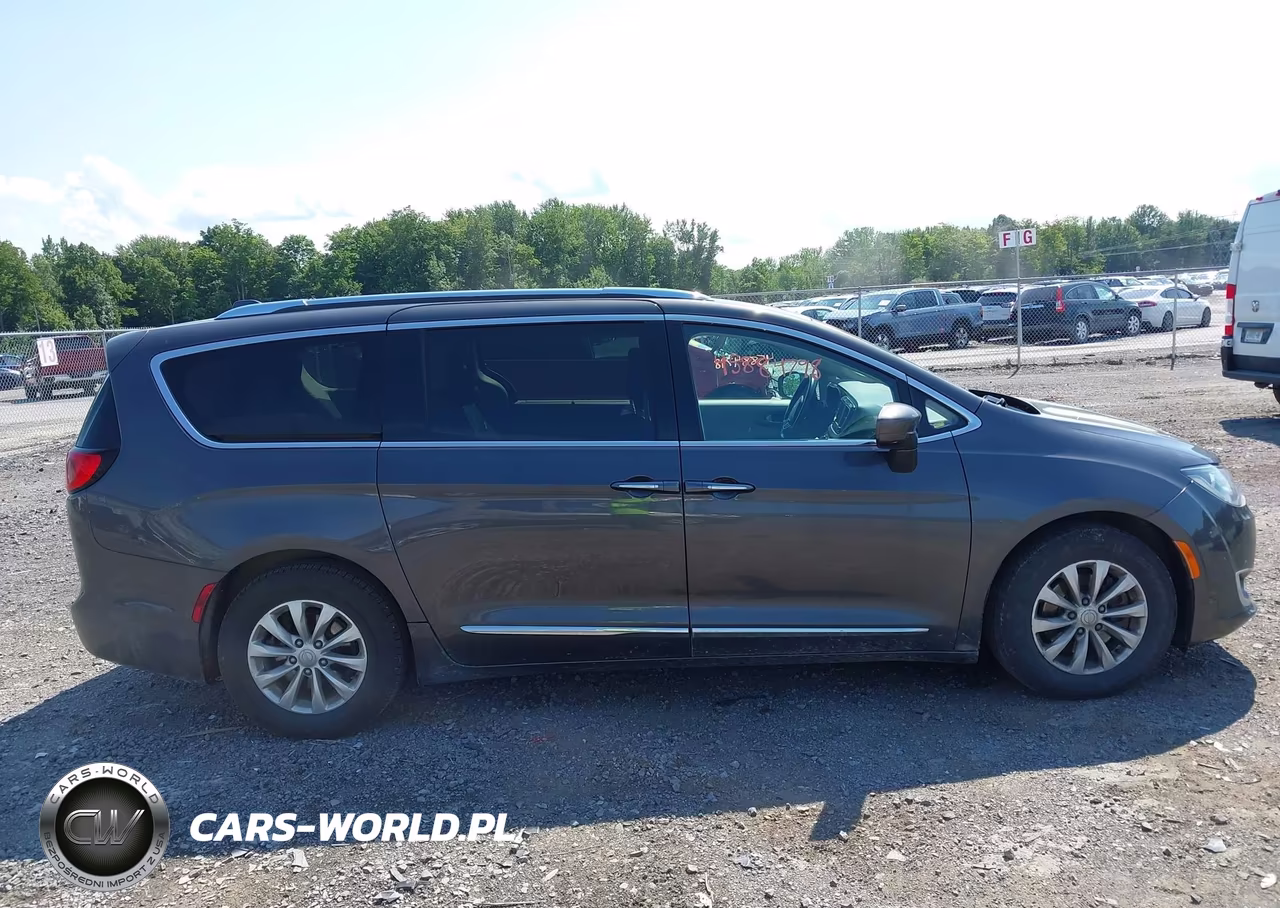 2018 Chrysler Pacifica Touring L VIN:2C4RC1BGXJR193148 - 13
