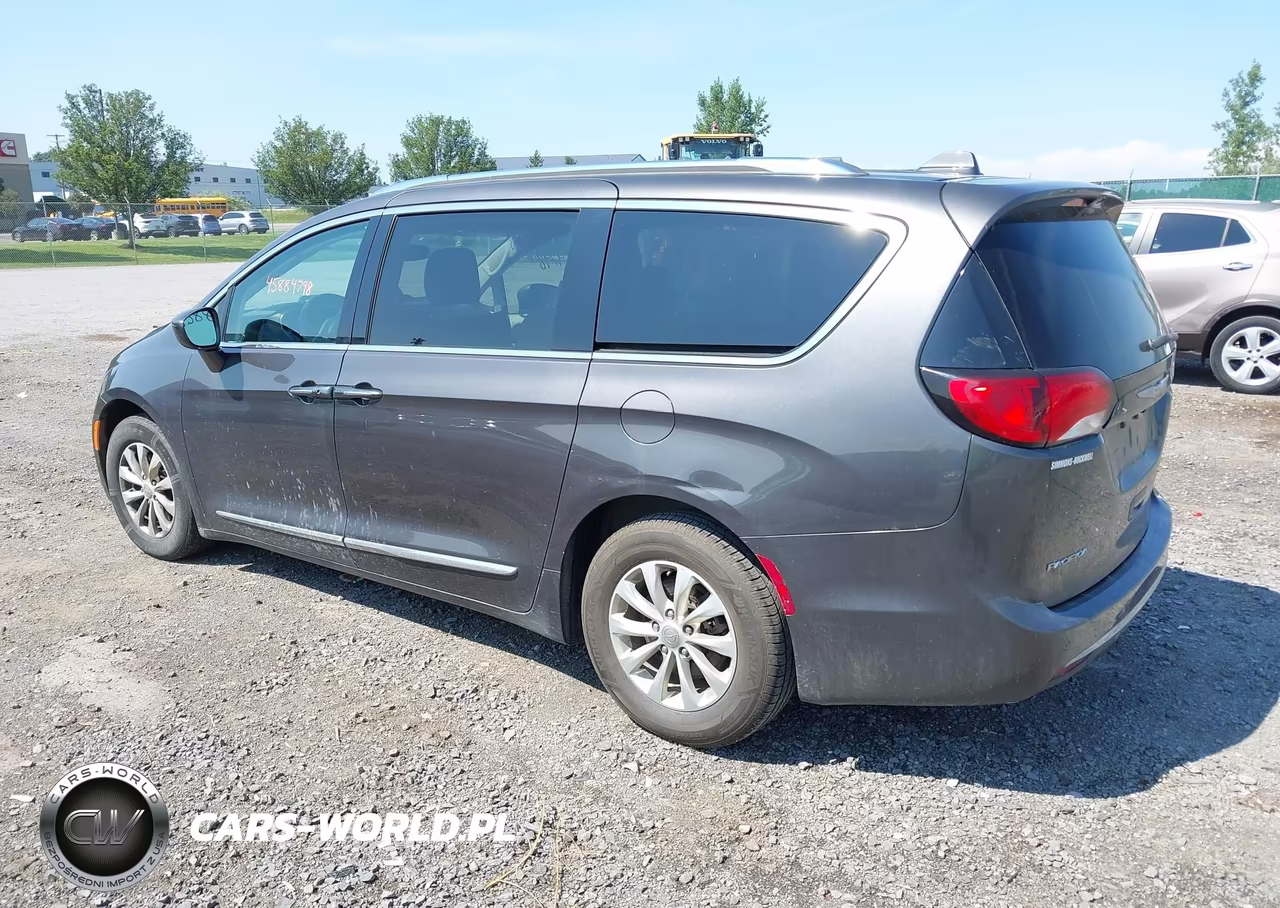 2018 Chrysler Pacifica Touring L VIN:2C4RC1BGXJR193148 - 3