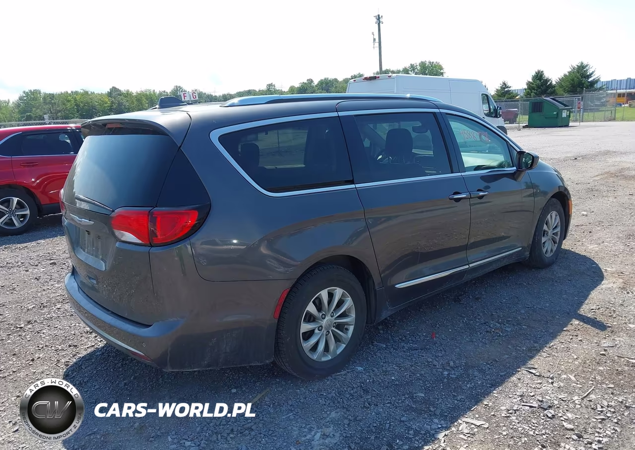 2018 Chrysler Pacifica Touring L VIN:2C4RC1BGXJR193148 - 4
