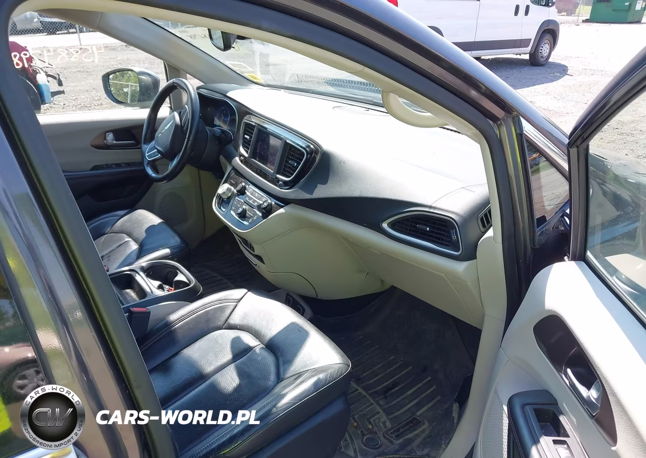 2018 Chrysler Pacifica Touring L VIN:2C4RC1BGXJR193148 - 5