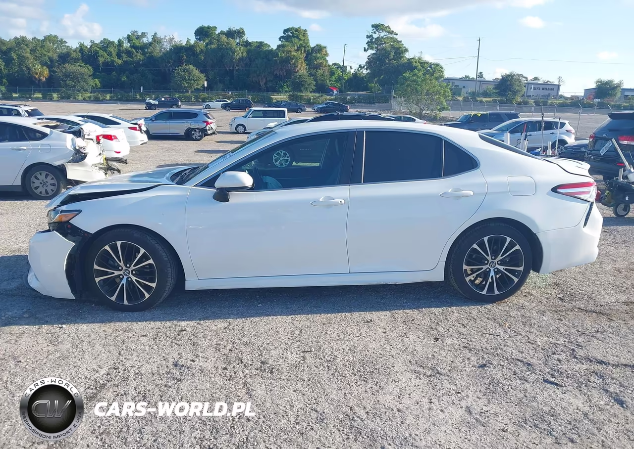 2018 Toyota Camry Se VIN:4T1B11HK4JU141726 - 14