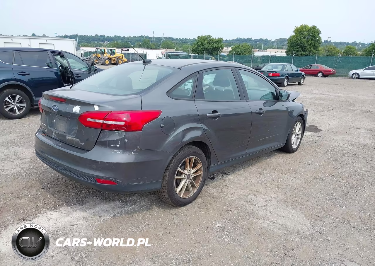 2018 Ford Focus Se VIN:1FADP3F22JL250210 - 4