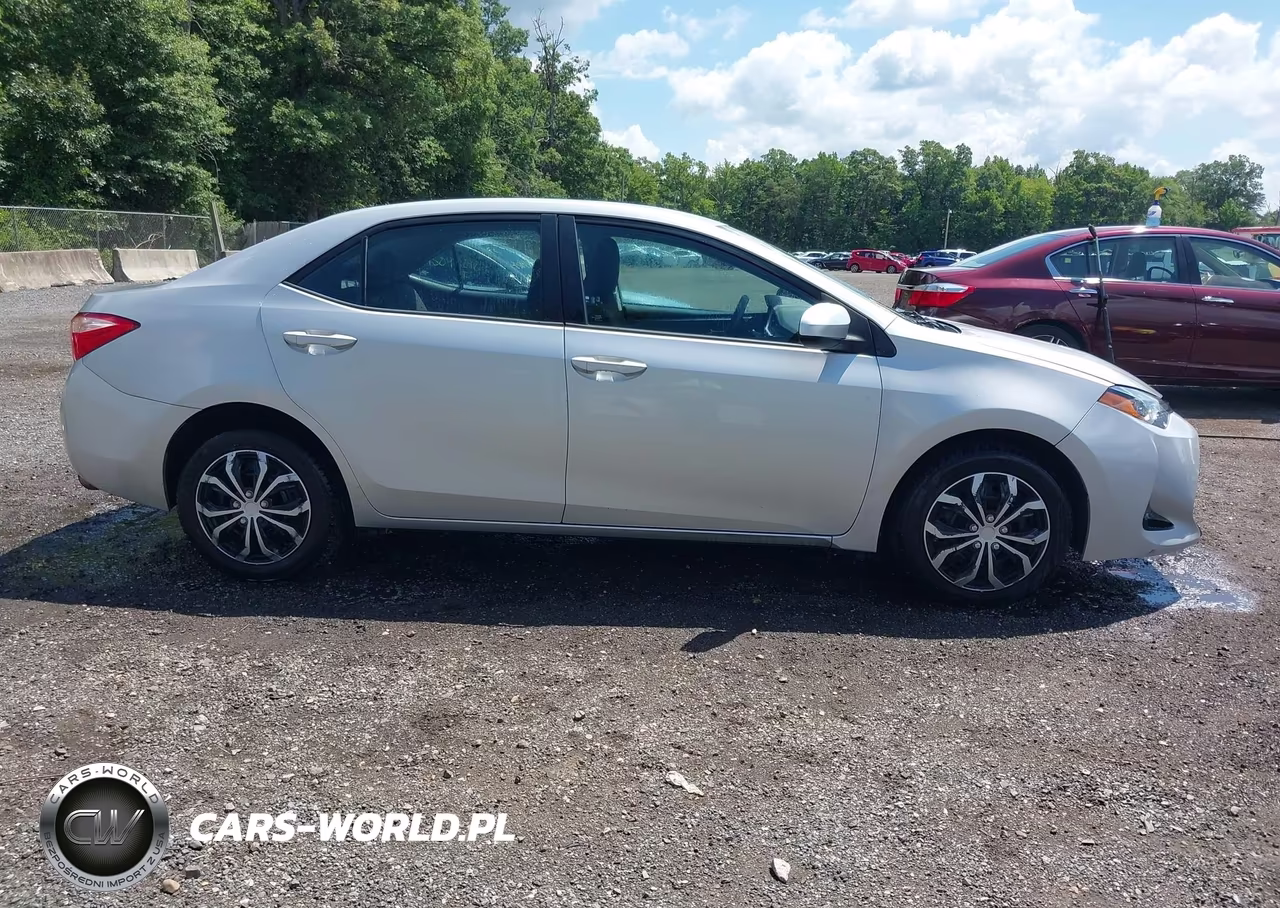 2018 Toyota Corolla Le VIN:2T1BURHE6JC988023 - 13