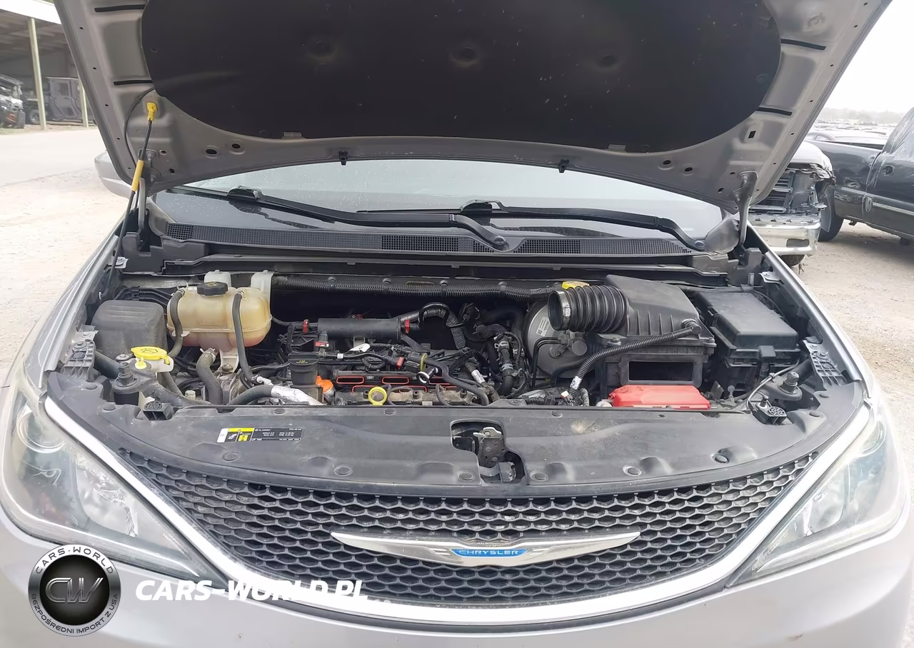 2018 Chrysler Pacifica Touring L VIN:2C4RC1BGXJR217190 - 10