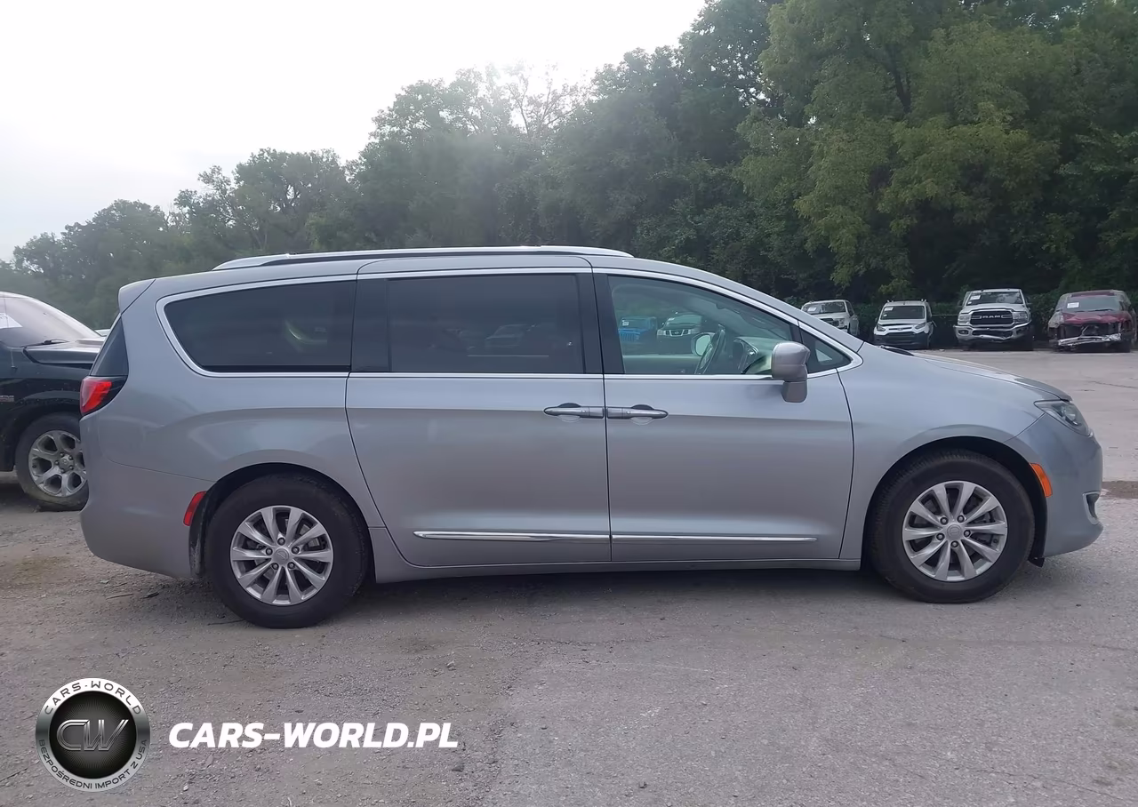 2018 Chrysler Pacifica Touring L VIN:2C4RC1BGXJR217190 - 13