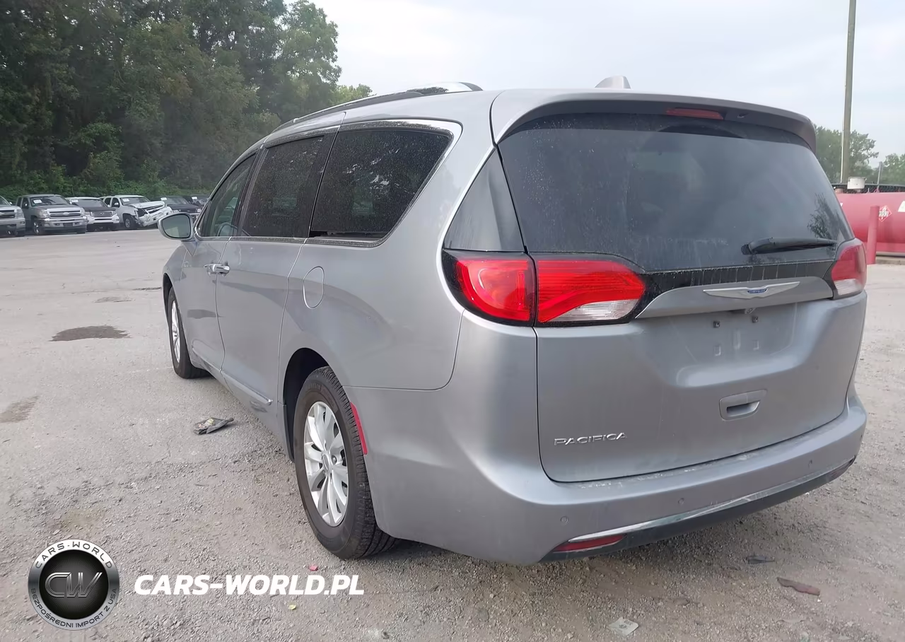 2018 Chrysler Pacifica Touring L VIN:2C4RC1BGXJR217190 - 3