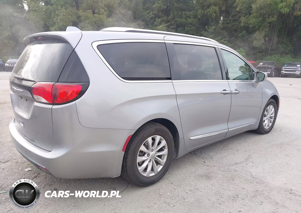 2018 Chrysler Pacifica Touring L VIN:2C4RC1BGXJR217190 - 4