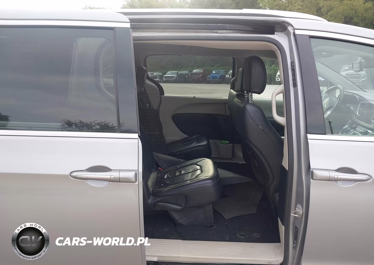 2018 Chrysler Pacifica Touring L VIN:2C4RC1BGXJR217190 - 8