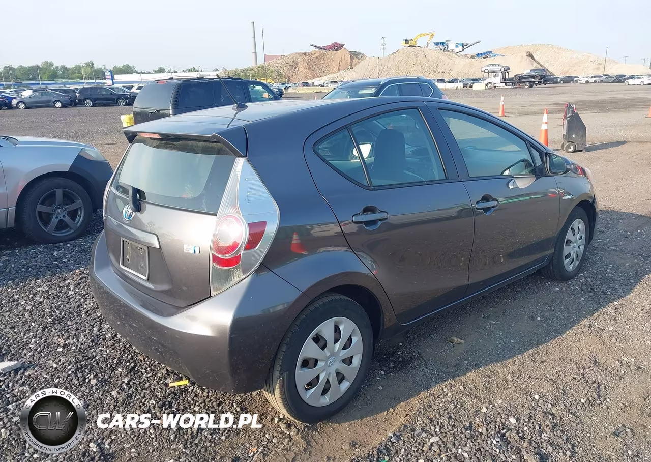 2012 Toyota Prius C One VIN:JTDKDTB32C1518034 - 4