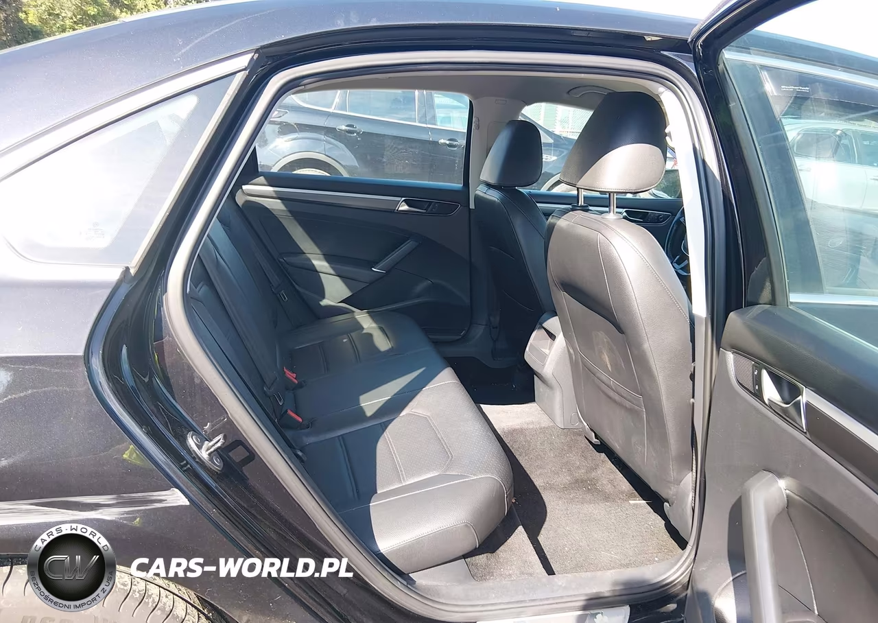 2017 Volkswagen Passat 1.8T R-Line VIN:1VWDT7A39HC045584 - 8