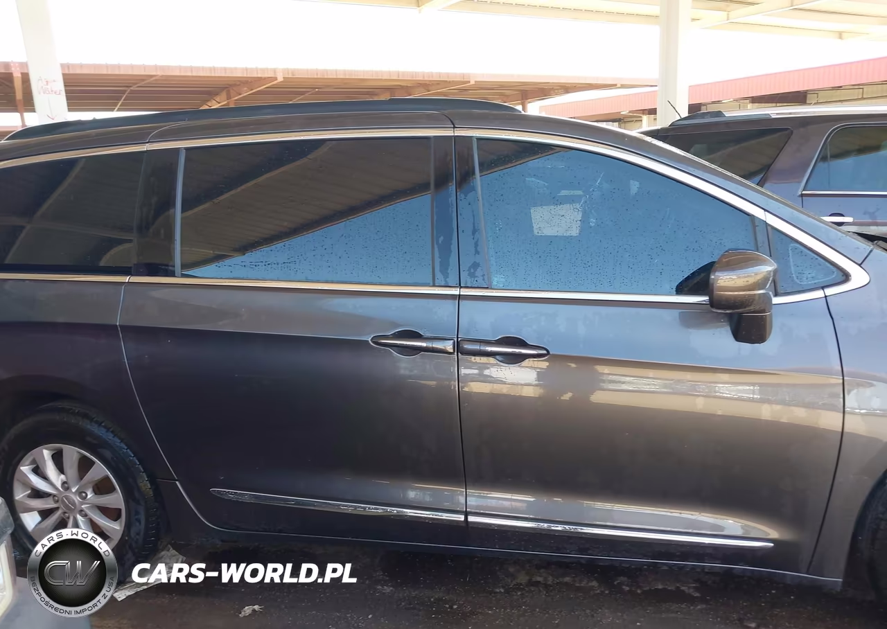 2017 Chrysler Pacifica Touring-L VIN:2C4RC1BG8HR505610 - 13