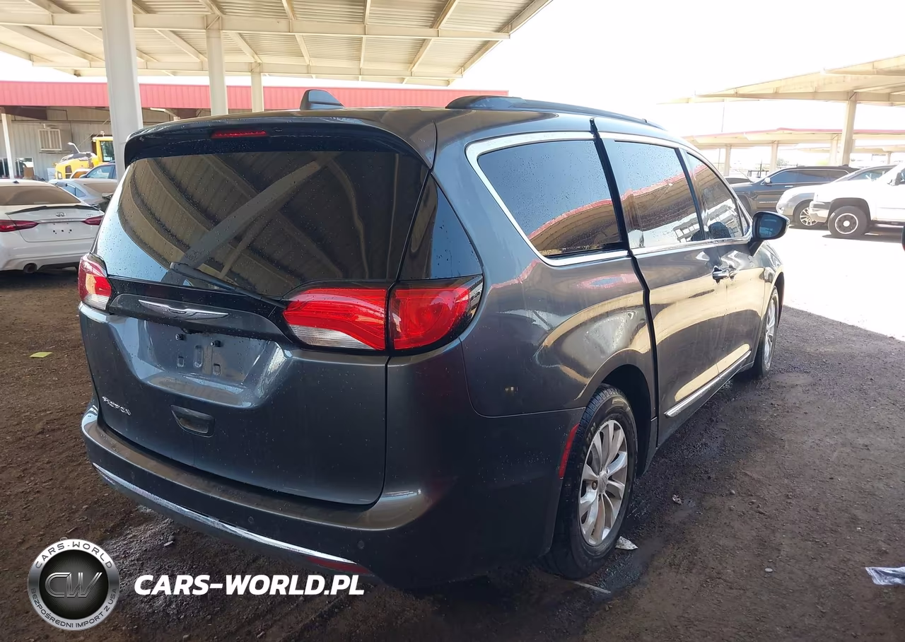 2017 Chrysler Pacifica Touring-L VIN:2C4RC1BG8HR505610 - 4