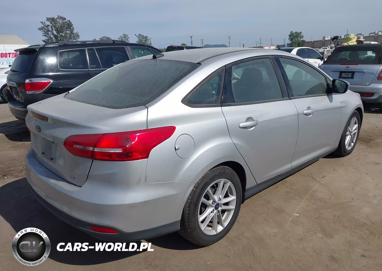 2018 Ford Focus Se VIN:1FADP3F21JL252675 - 4