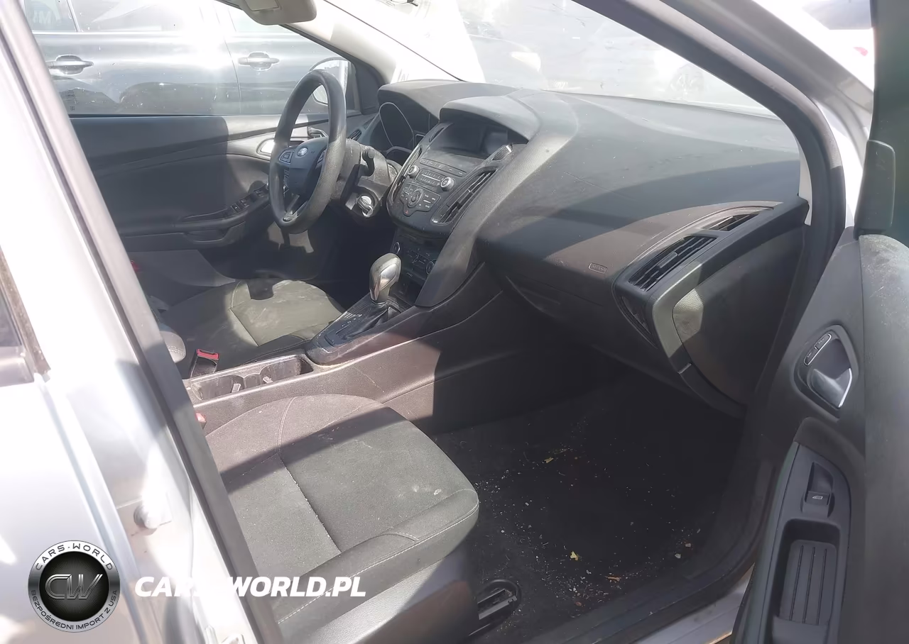 2018 Ford Focus Se VIN:1FADP3F21JL252675 - 5