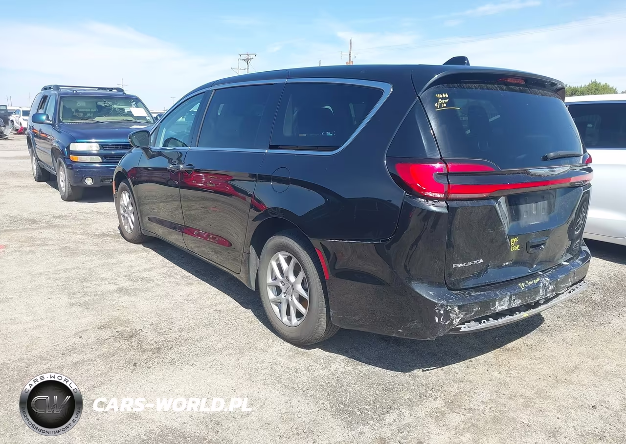2023 Chrysler Pacifica Touring L VIN:2C4RC1BG3PR624776 - 3