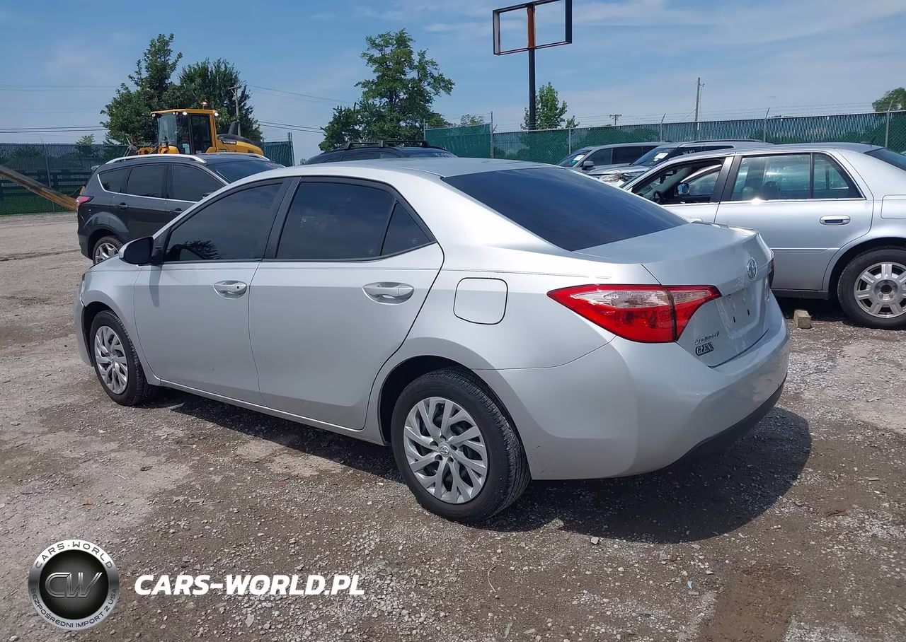 2018 Toyota Corolla Le VIN:2T1BURHE4JC029073 - 3