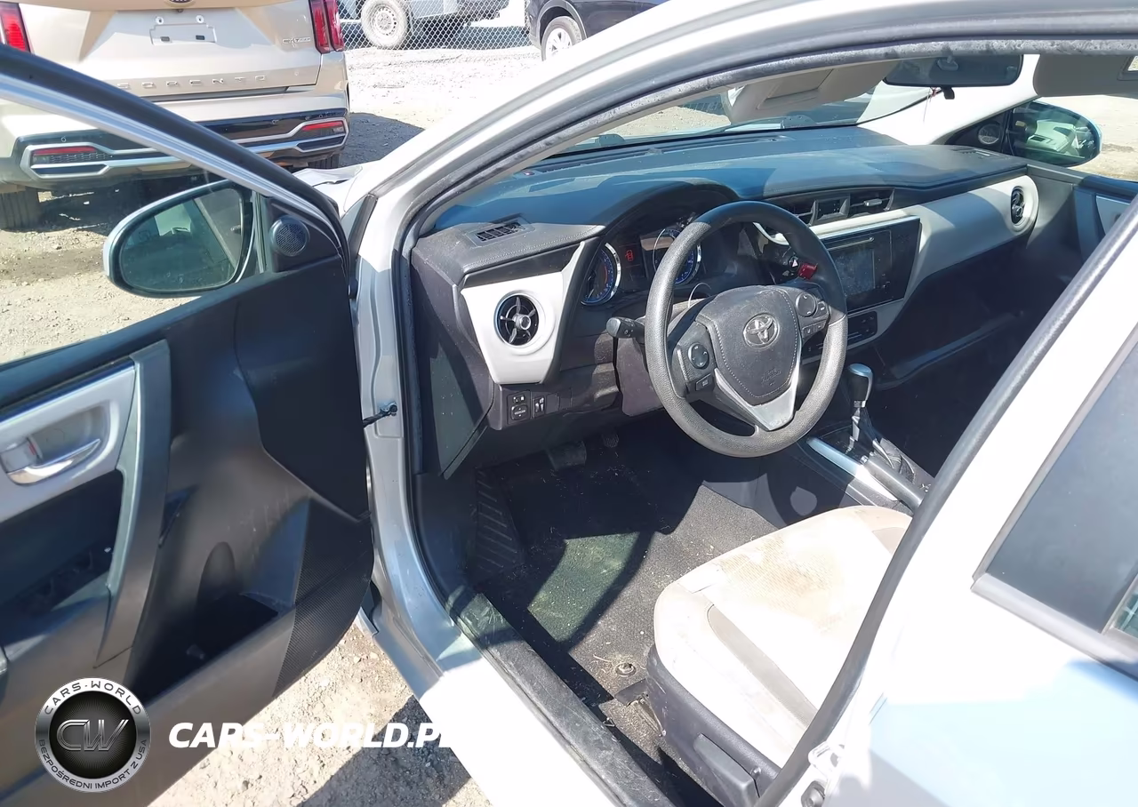 2018 Toyota Corolla Le VIN:2T1BURHE5JC096037 - 17