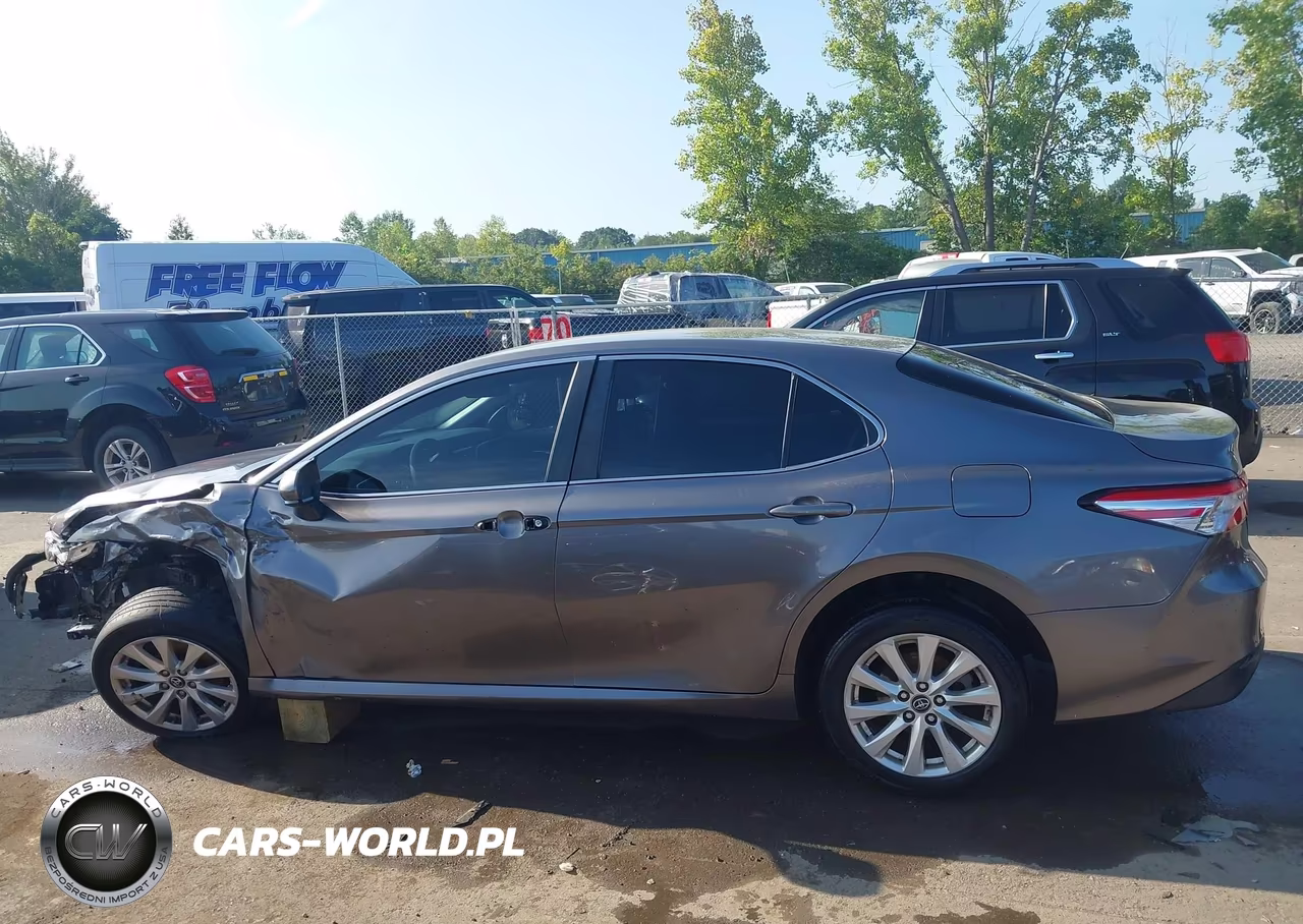 2018 Toyota Camry Le VIN:4T1B11HKXJU511299 - 15
