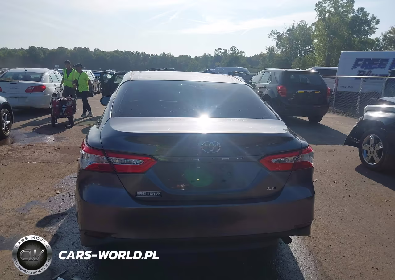 2018 Toyota Camry Le VIN:4T1B11HKXJU511299 - 17