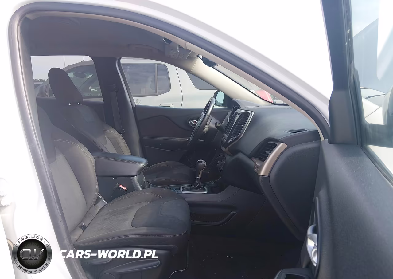 2016 Jeep Cherokee Latitude VIN:1C4PJMCB4GW183068 - 5
