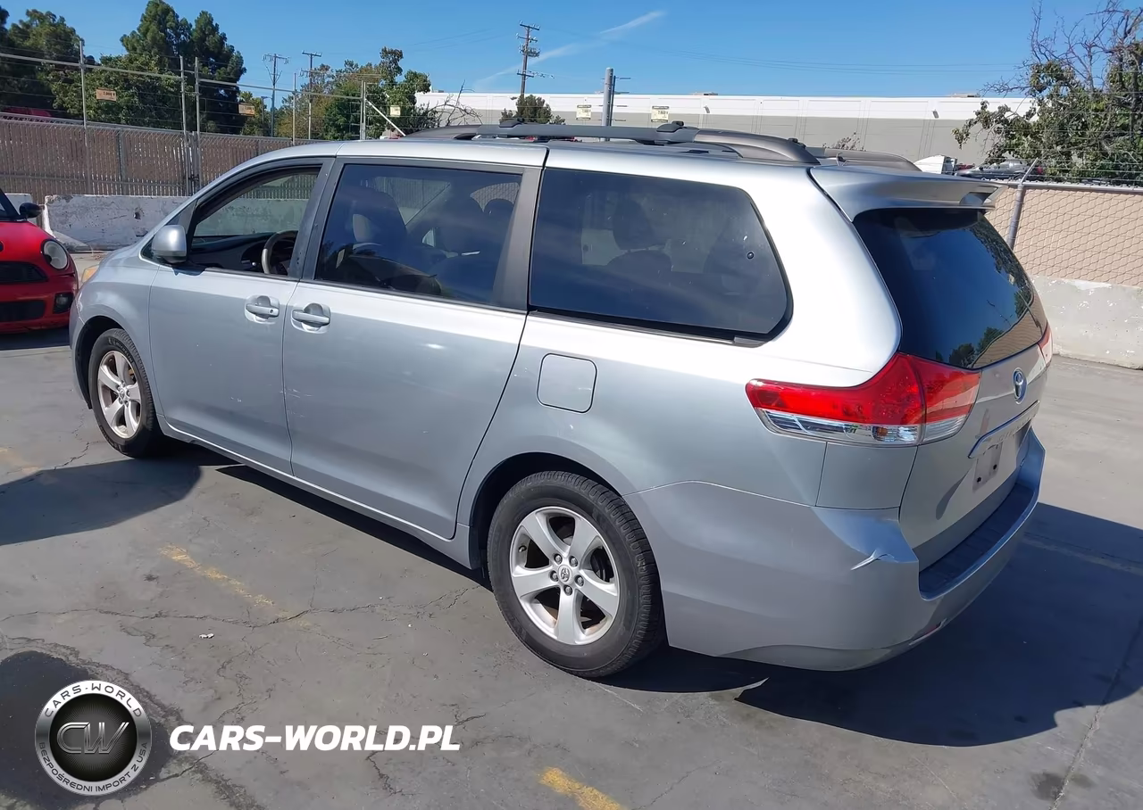2011 Toyota Sienna Le V6 VIN:5TDKK3DC3BS073324 - 3