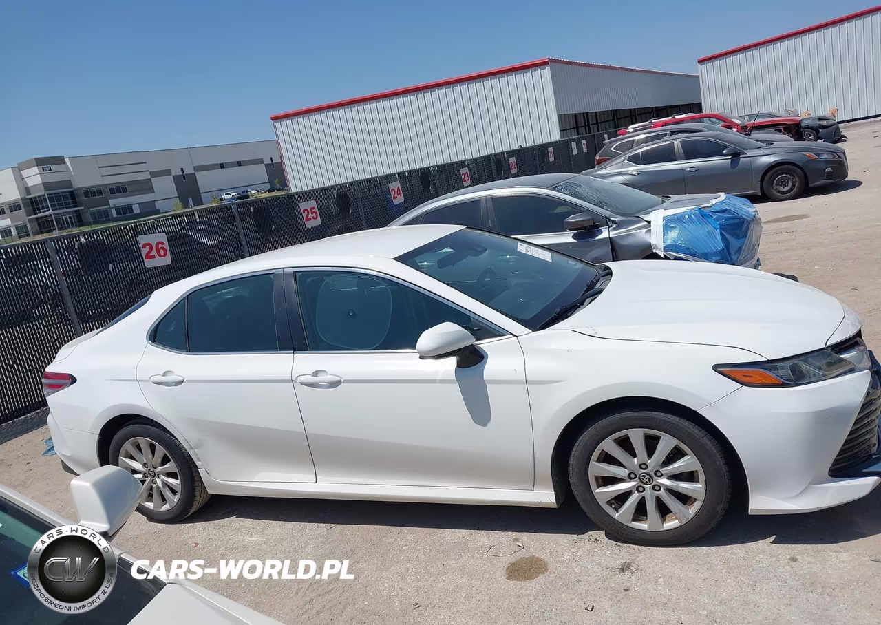 2018 Toyota Camry Le VIN:4T1B11HKXJU055790 - 13