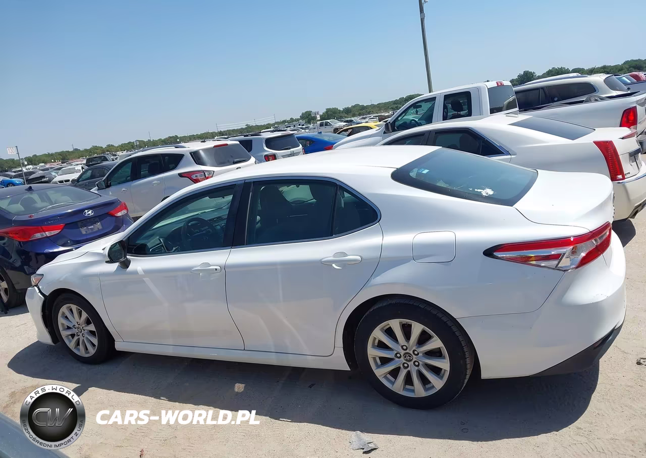 2018 Toyota Camry Le VIN:4T1B11HKXJU055790 - 14