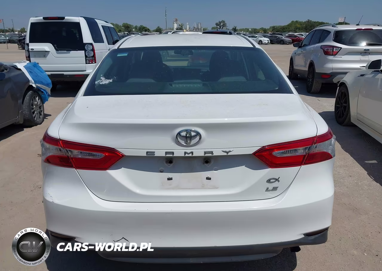 2018 Toyota Camry Le VIN:4T1B11HKXJU055790 - 16