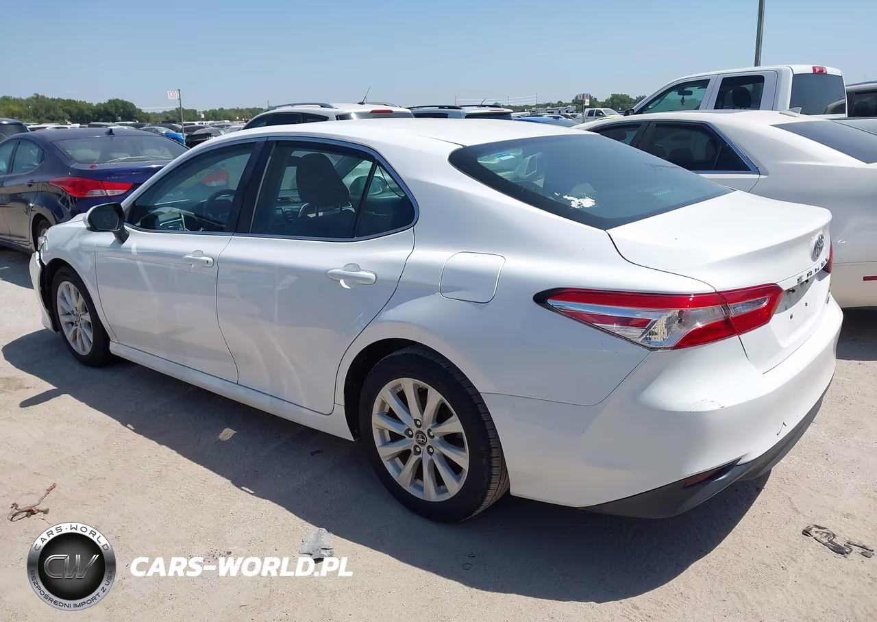 2018 Toyota Camry Le VIN:4T1B11HKXJU055790 - 3