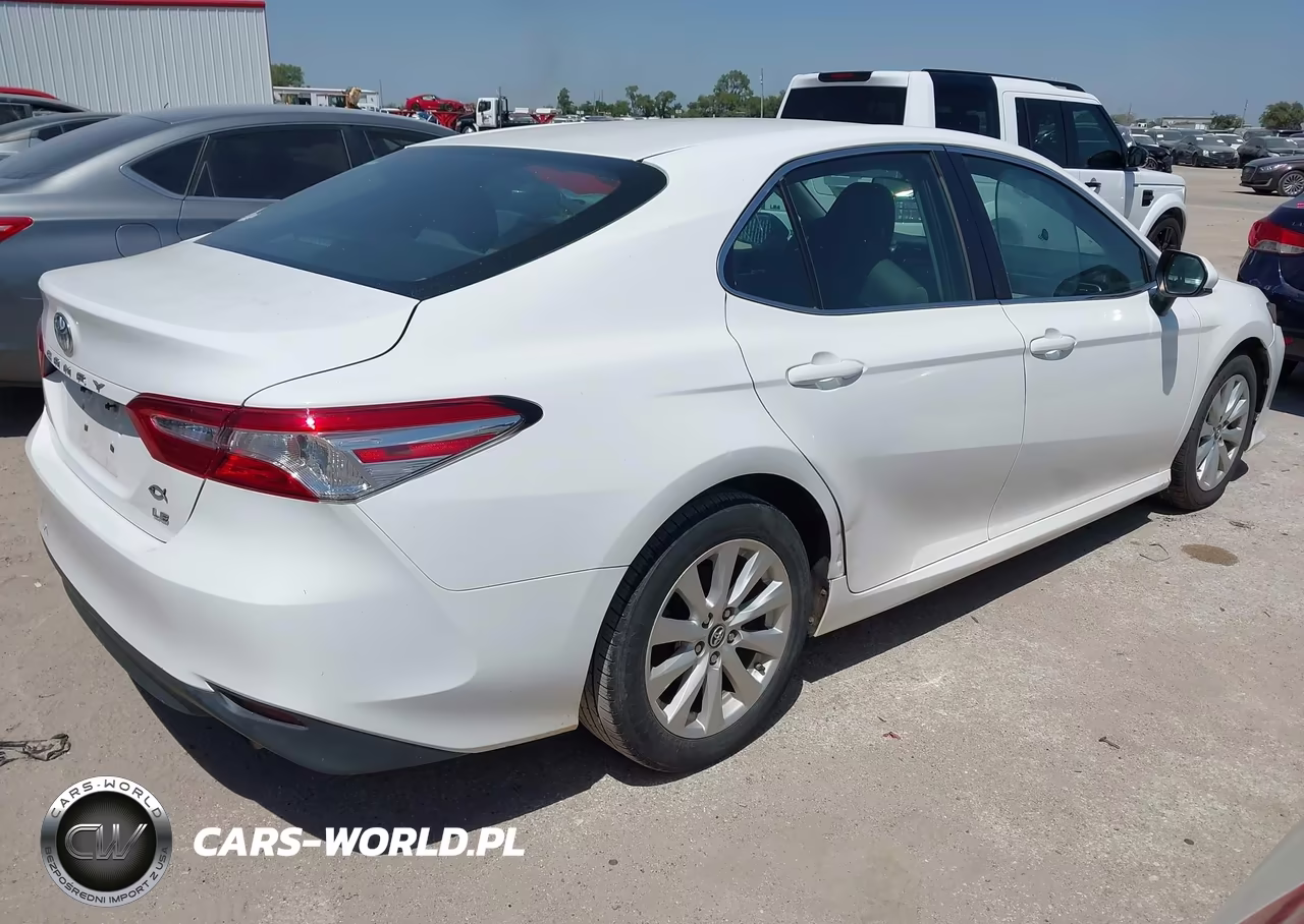 2018 Toyota Camry Le VIN:4T1B11HKXJU055790 - 4