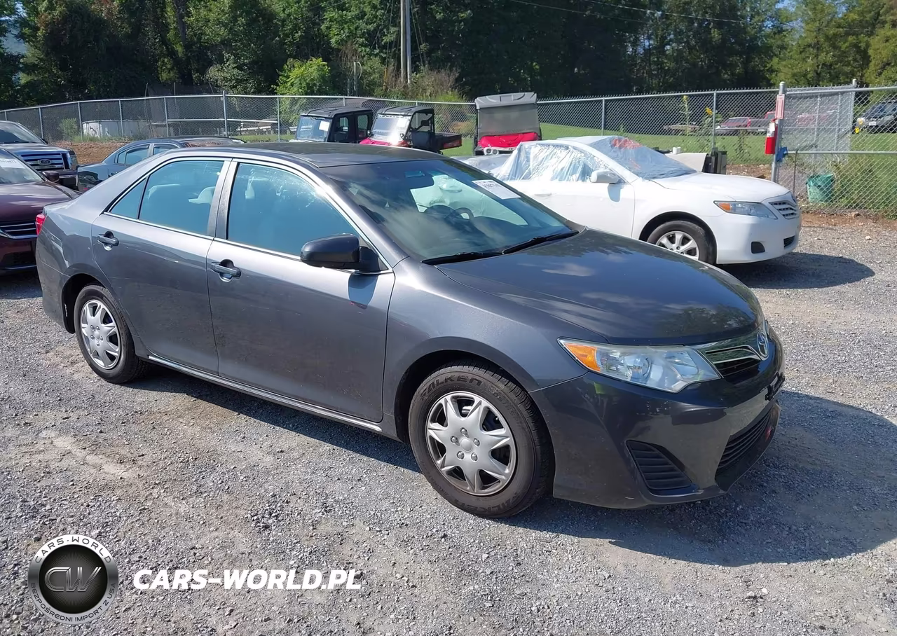 2014 Toyota Camry Le – zdjęcie 1 z 17