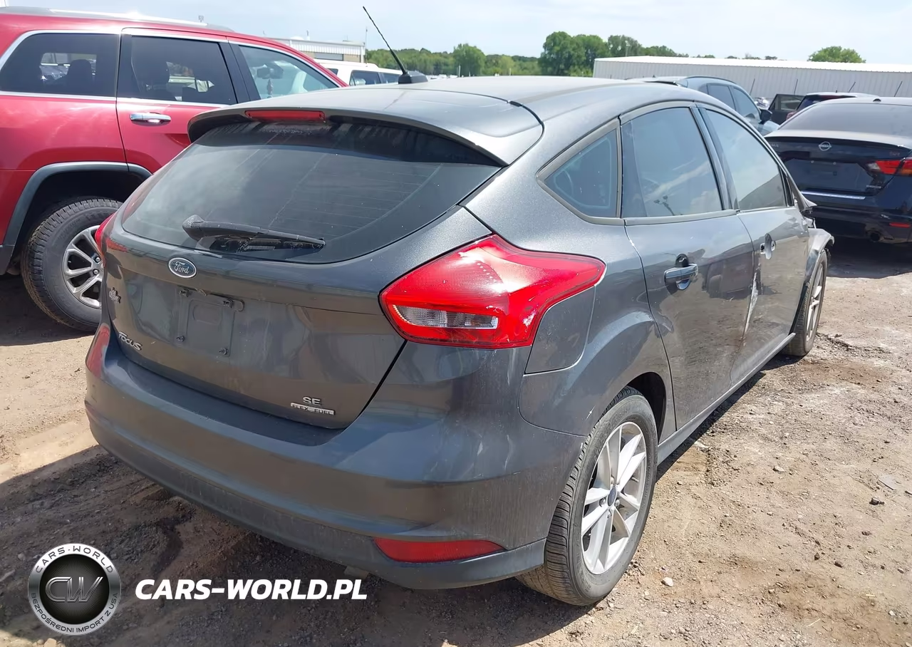 2015 Ford Focus Se VIN:1FADP3K23FL242615 - 4