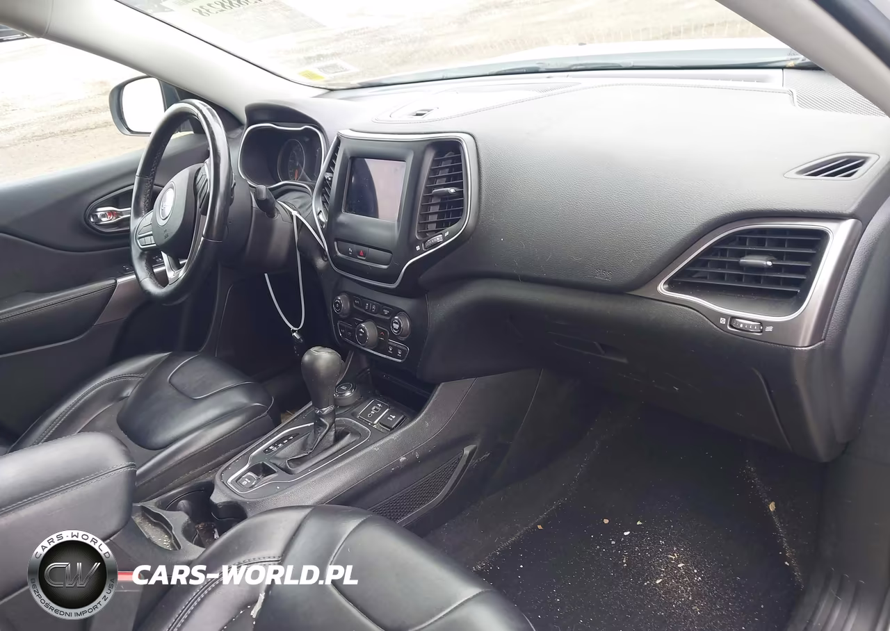 2019 Jeep Cherokee Latitude Plus 4X4 VIN:1C4PJMLX0KD375135 - 5