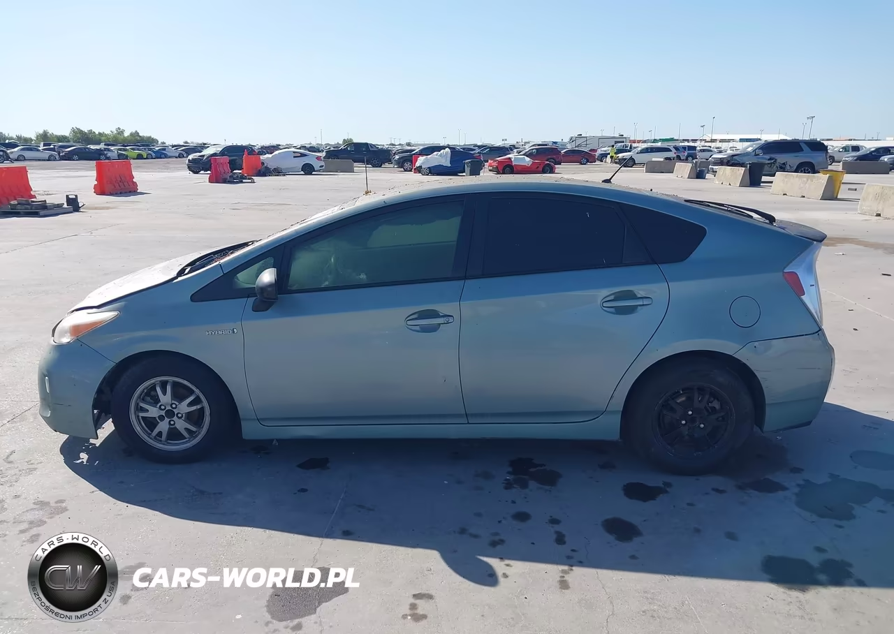 2015 Toyota Prius Two VIN:JTDKN3DU9F1900035 - 13