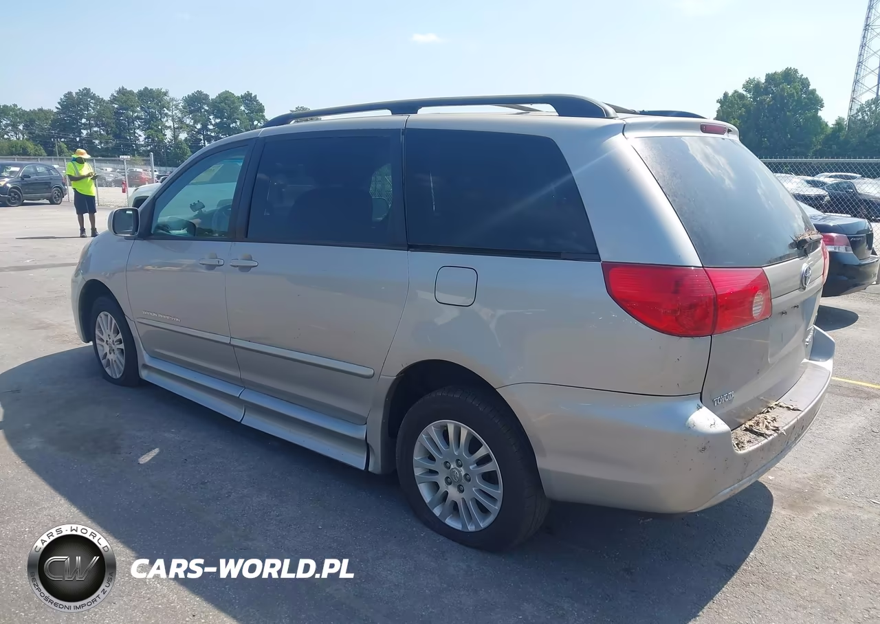 2008 Toyota Sienna VIN:5TDZK22C48S110661 - 3