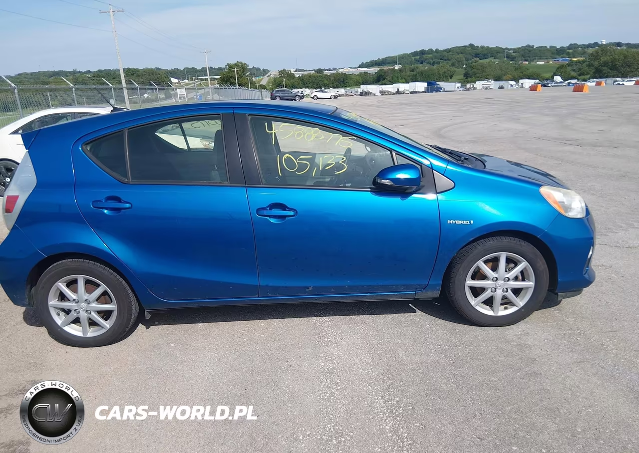 2013 Toyota Prius C Three VIN:JTDKDTB33D1535085 - 13