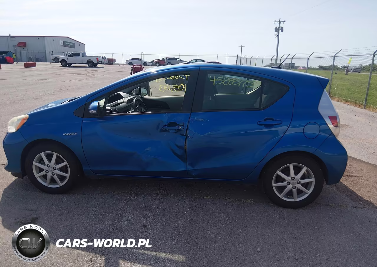 2013 Toyota Prius C Three VIN:JTDKDTB33D1535085 - 14