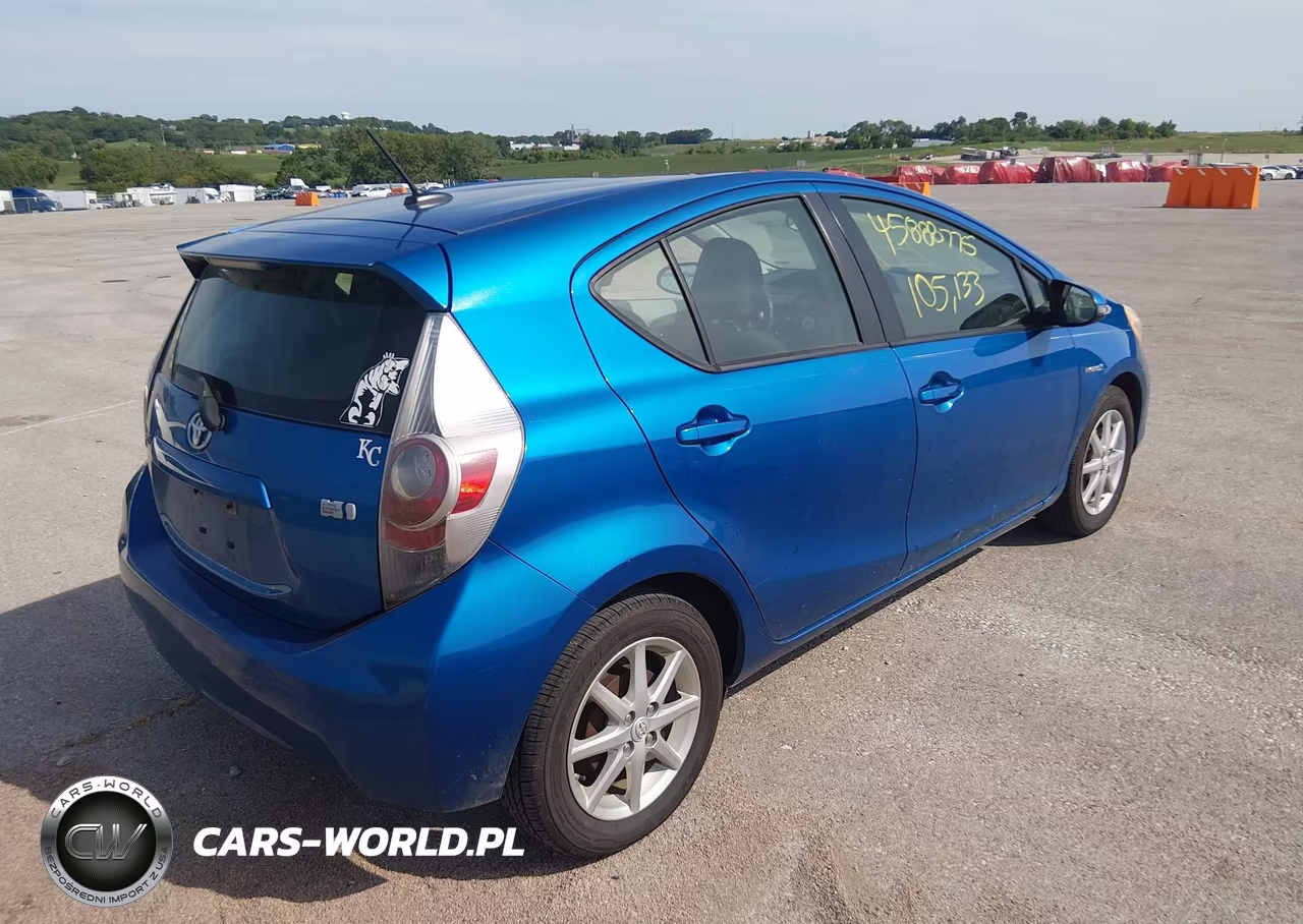 2013 Toyota Prius C Three VIN:JTDKDTB33D1535085 - 4