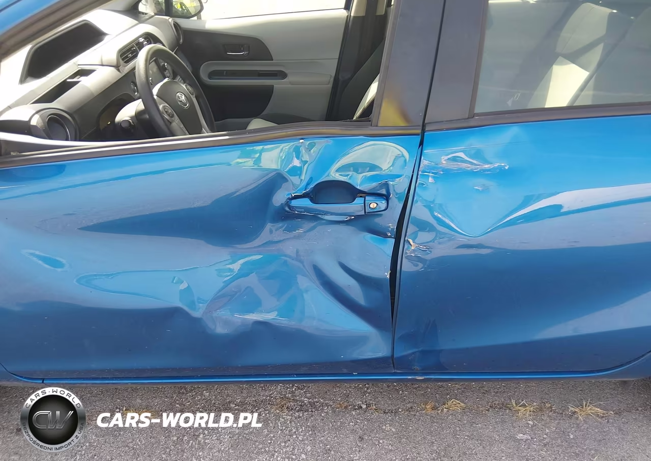 2013 Toyota Prius C Three VIN:JTDKDTB33D1535085 - 6