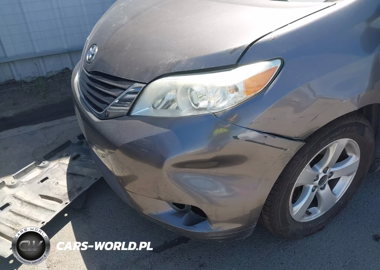 2015 Toyota Sienna Le 8 Passenger VIN:5TDKK3DC7FS663824 - 18