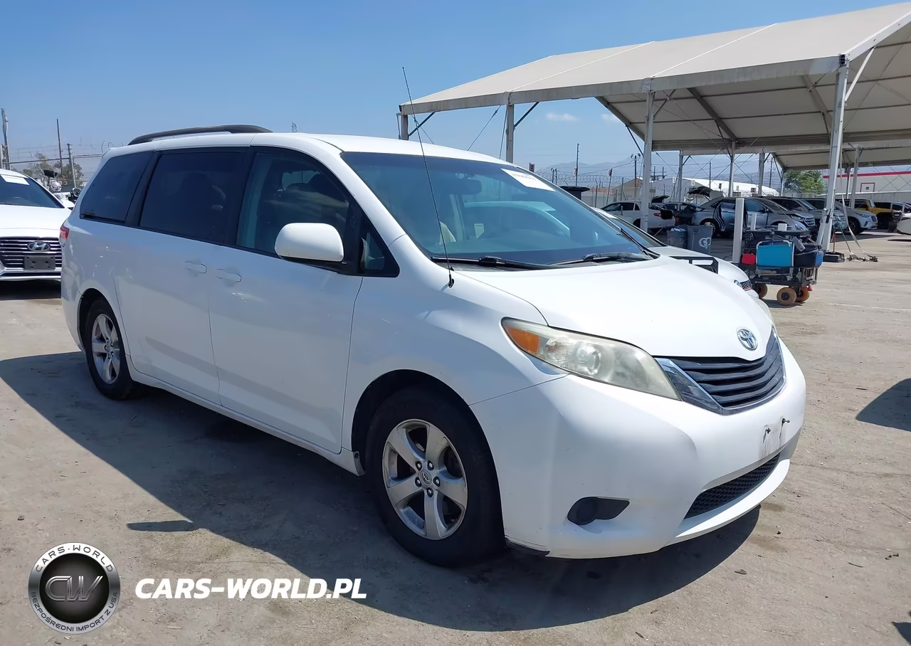 2012 Toyota Sienna Le V6 8 Passenger