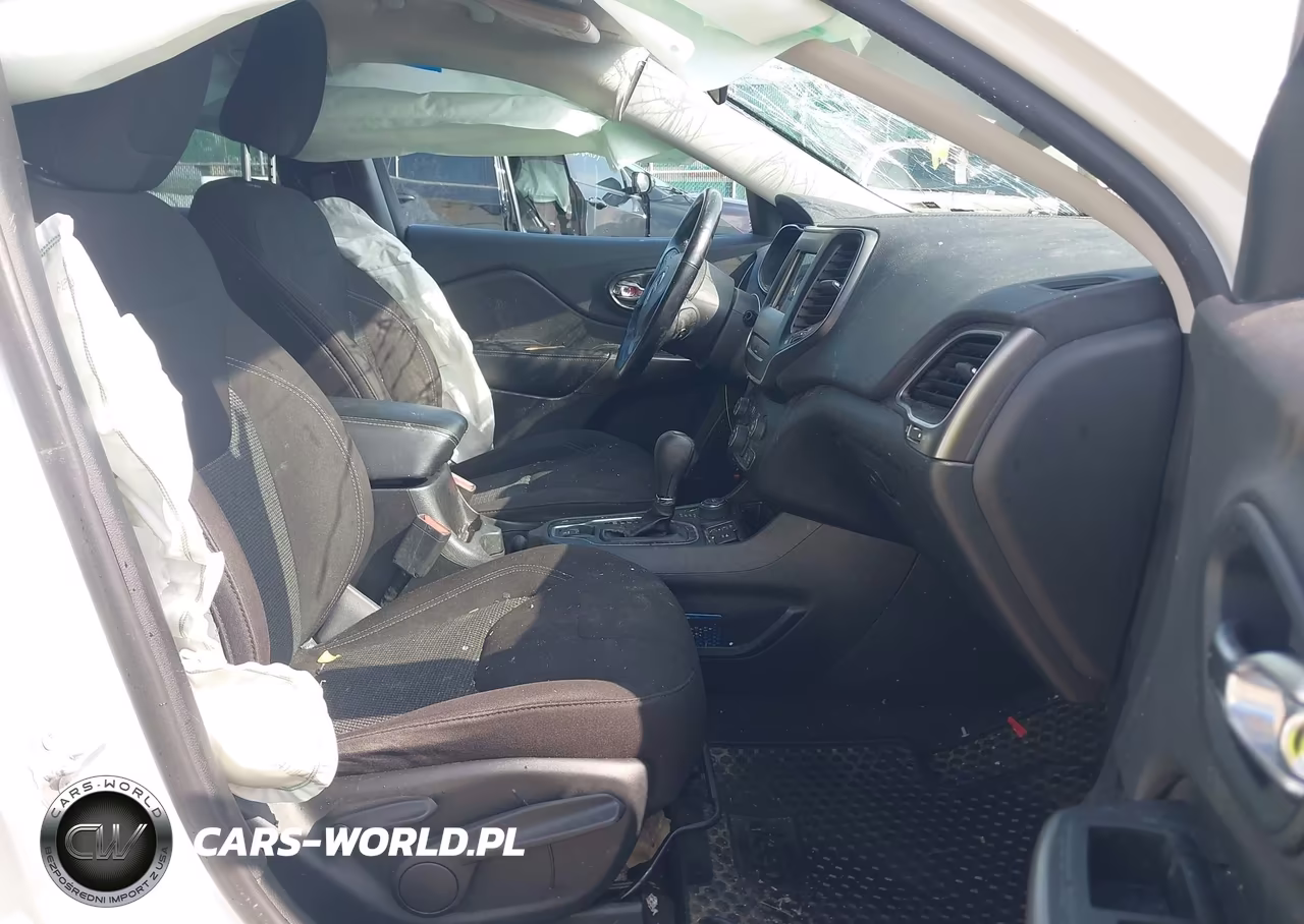2019 Jeep Cherokee Latitude 4X4 VIN:1C4PJMCB9KD289424 - 5