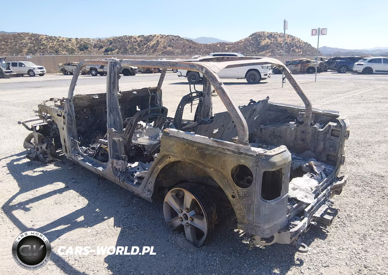 2018 Jeep Wrangler Unlimited Sahara 4X4 VIN:1C4HJXEN0JW201733 - 3