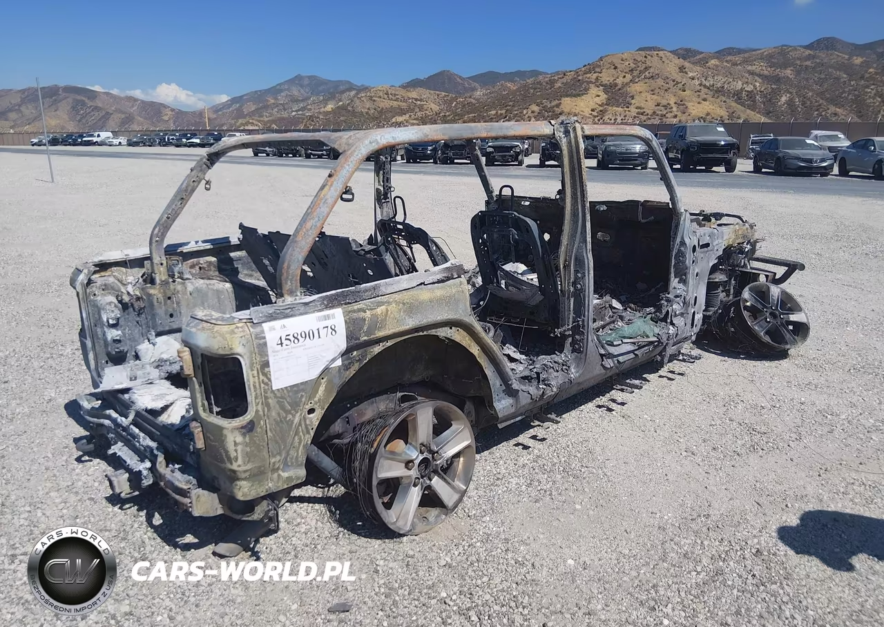2018 Jeep Wrangler Unlimited Sahara 4X4 VIN:1C4HJXEN0JW201733 - 4