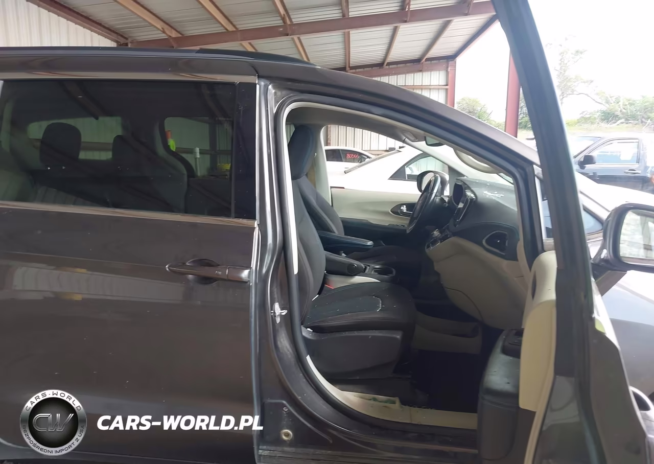 2021 Chrysler Pacifica Touring VIN:2C4RC1FGXMR608094 - 5