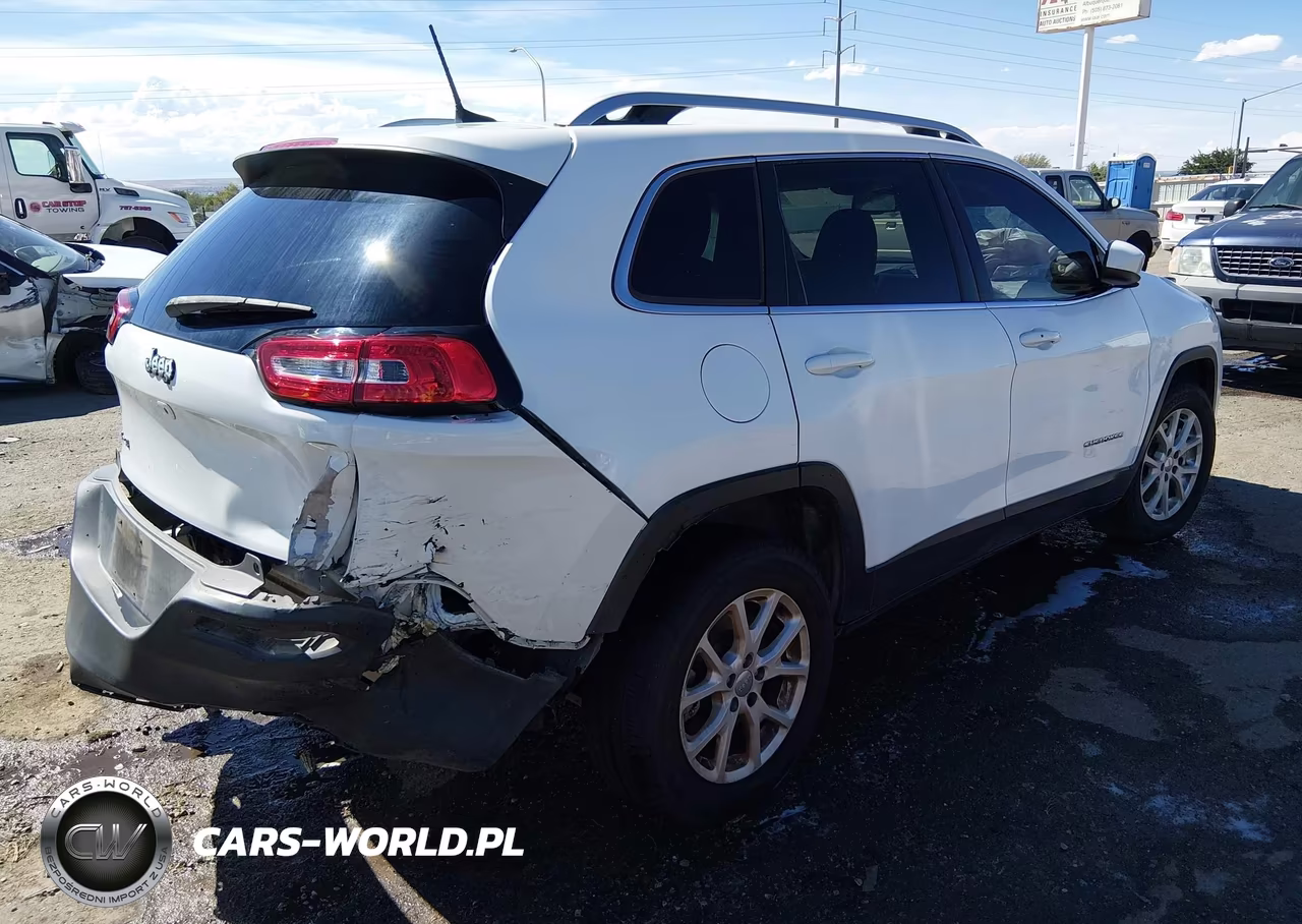2017 Jeep Cherokee Latitude VIN:1C4PJMCS3HD220303 - 4