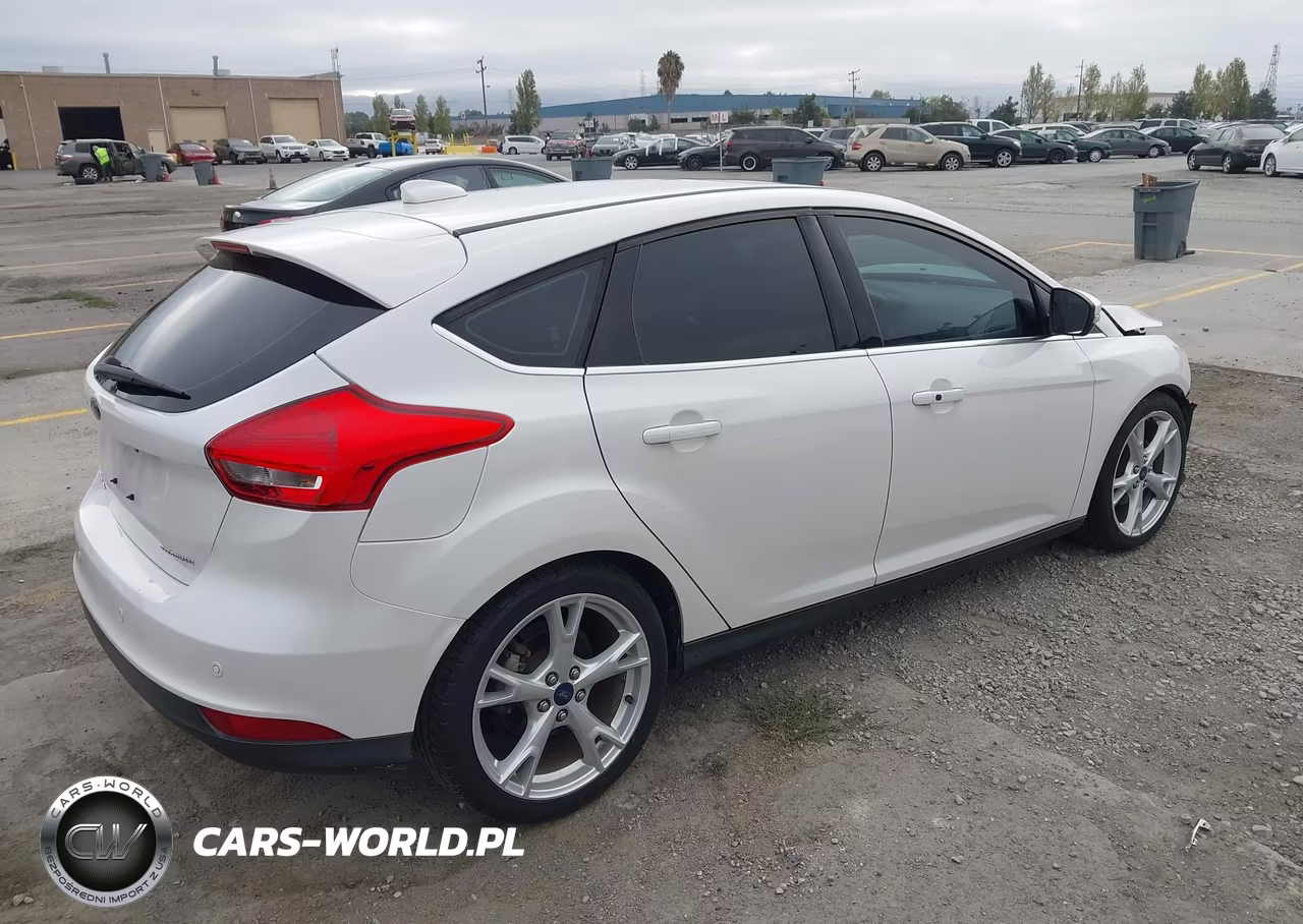 2015 Ford Focus Titanium VIN:1FADP3N22FL341860 - 4