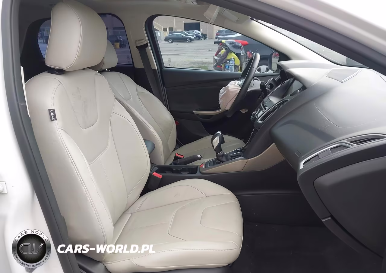 2015 Ford Focus Titanium VIN:1FADP3N22FL341860 - 5