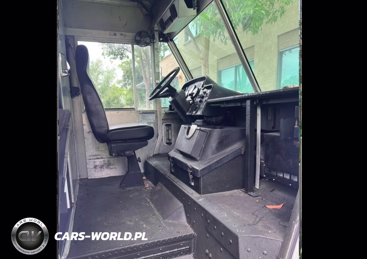 2009 Freightliner Chassis M Line Walk-In Van VIN:4UZAARDU09CAF1667 - 5